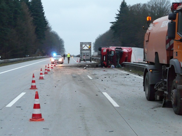 POL-WL: Pkw prallt auf umgekippten Sattelzug