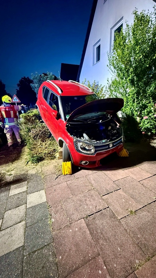 FW Ratingen: Zwei Personen nach Verkehrsunfall aus Fahrzeug befreit