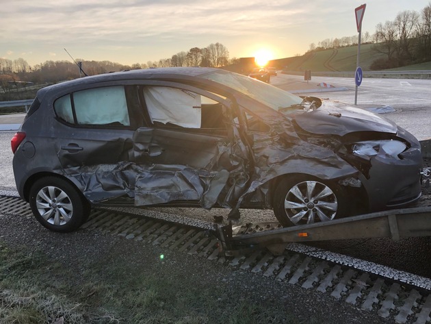 POL-HX: Zwei Autos bei Unfall erheblich beschädigt
