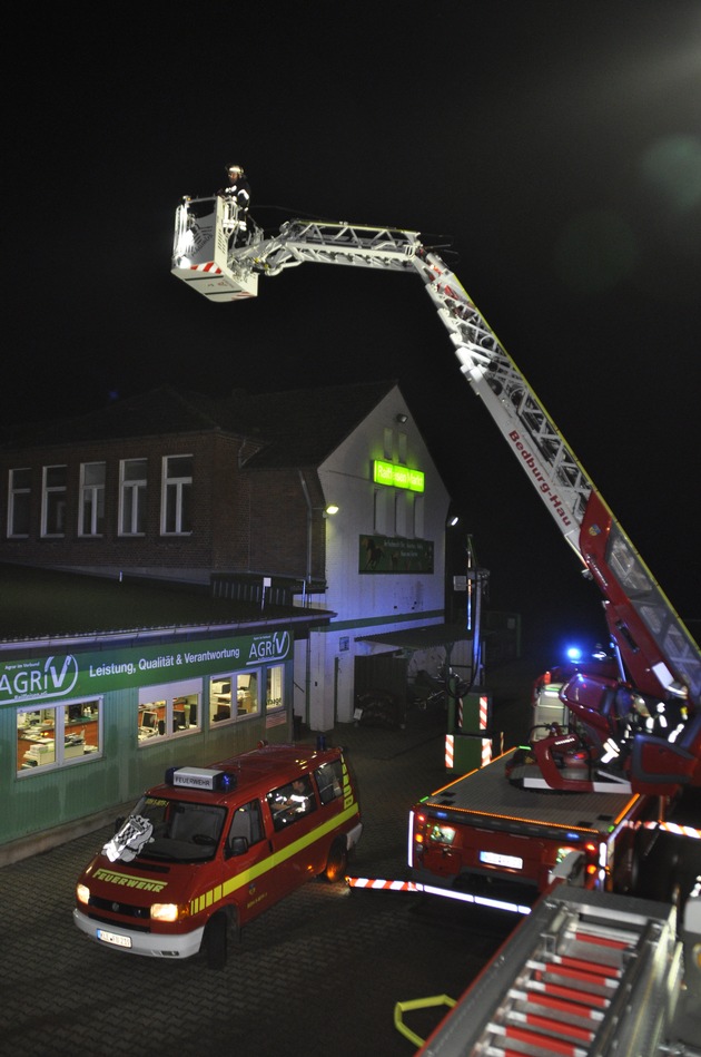 FW-KLE: Feuerwehr übt Brand eines Raiffeisenmarktes