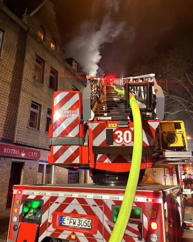 FW-E: Wohnungsbrand im Dachgeschoss eines Mehrfamilienhauses - eine Person verletzt