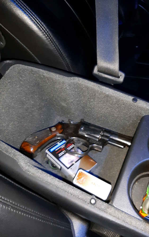 HZA-KA: Karlsruher Zoll findet feuerbereiten Revolver in PKW / Fahrer und Beifahrer festgenommen