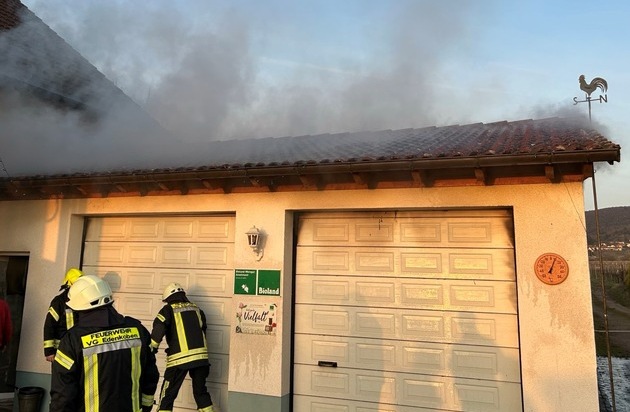 POL-PDLD: Brand einer Doppelgarage