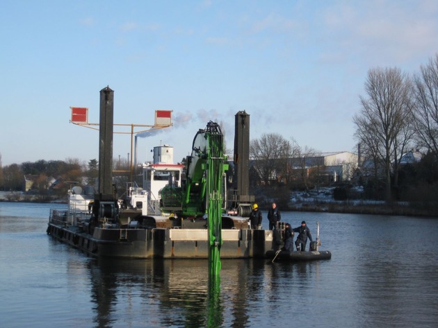 POL-NI: Polizeitaucher werden in der eiskalten Weser fündig -Bild im Download-