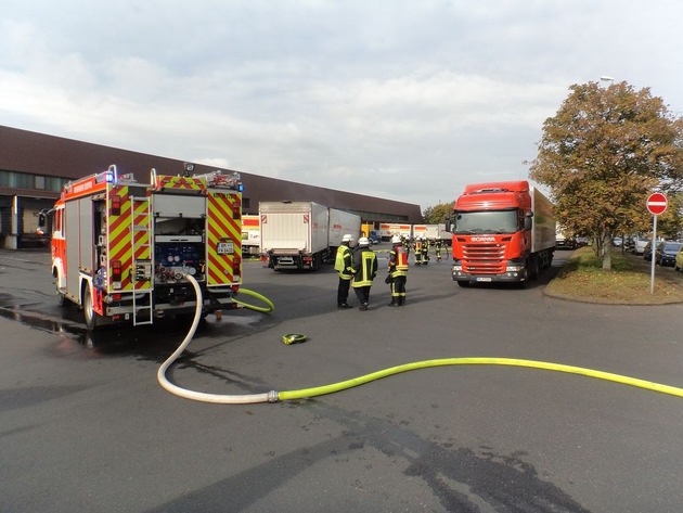 FW-BM: 21.10.2015 Kerpen-Sindorf - LKW steht auf Firmengelände in Vollbrand