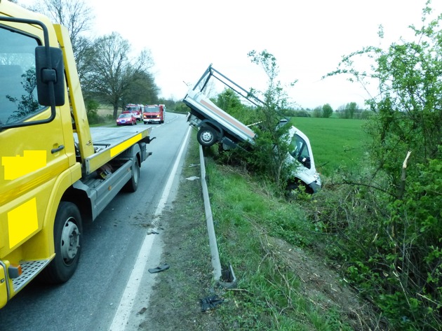 POL-DN: Zusammenstoß auf der B56