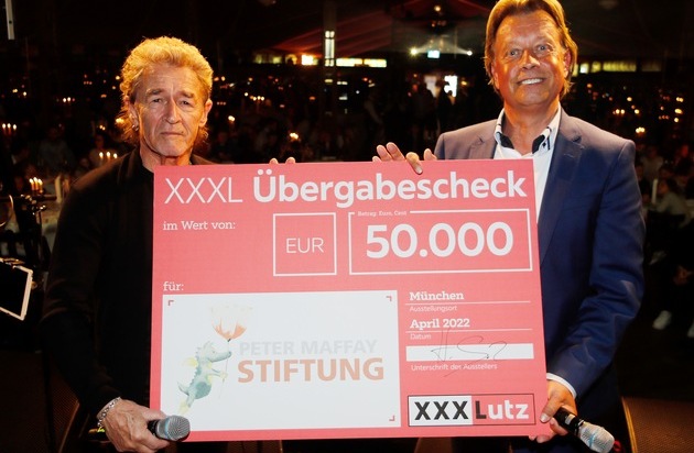 XXXLutz Deutschland: XXXLutz spendet 50.000 Euro für aus der Ukraine geflüchtete Kinder: Hendrikje Balsmeyer und Peter Maffay lesen beim Charity-Event aus ihrem Buch und begeistern Kinderherzen in Schuhbecks Teatro