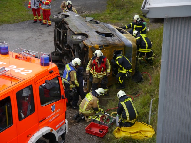 FW-BOT: Großübung von Feuerwehr und Rettungsdienst Bottrop. Übungszenario mit 25 Verletzten.