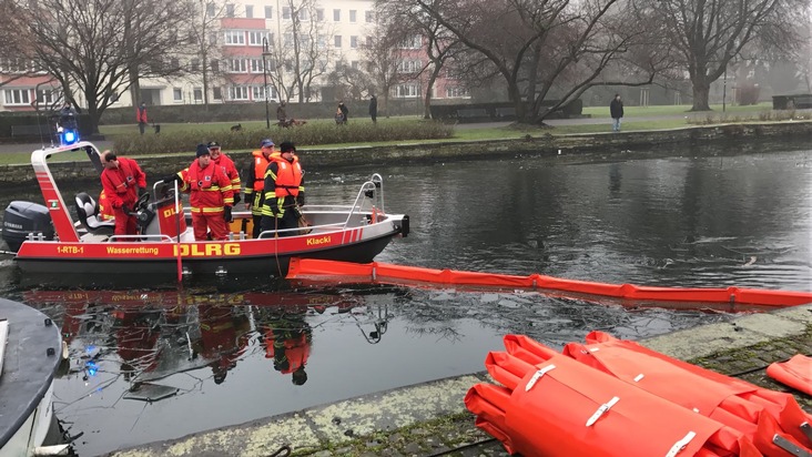 FW-MH: Wassereinbruch in ein Partyschiff. Eis behindert die Einsatzmaßnahmen.