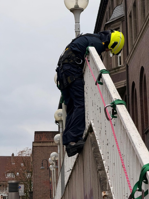 FW-BOT: Feuerwehr Bottrop trainiert die Sicherung gegen Absturz