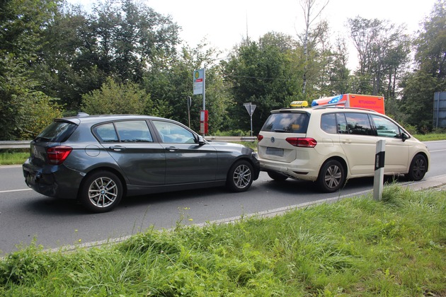 POL-ME: Auffahrunfall fordert drei Verletzte und 21.000 Euro Sachschaden - Ratingen - 2109019