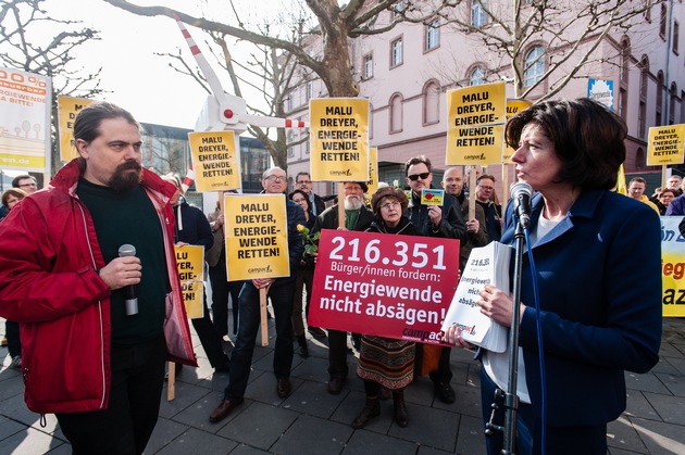 Campact-Aktive im Aktions-Marathon:&quot;Energiewende nicht deckeln&quot; / Serie von Protestaktionen / Großdemos in sieben Landeshauptstädten am 22. März (FOTO)