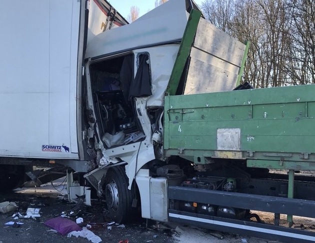 FW Moers: Verkehrsunfall mit 3 LKW auf der A40 / 1 schwerverletzter Fahrer / Rettungshubschrauber im Einsatz