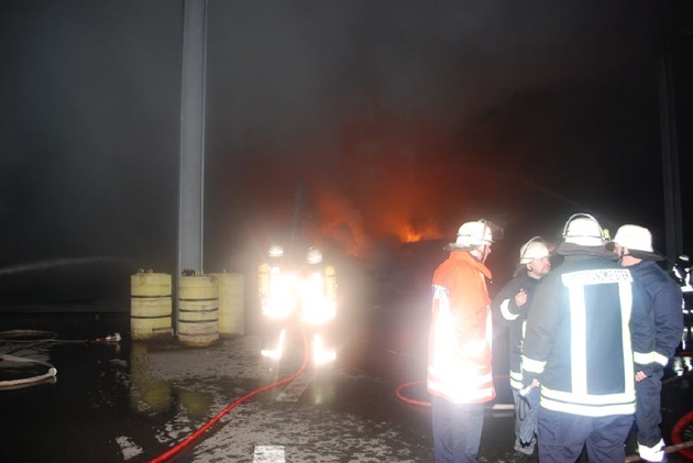 POL-NI: Rund 100 Feuerwehrleute im Löscheinsatz bei Mülldeponiebrand -Bild im Download-