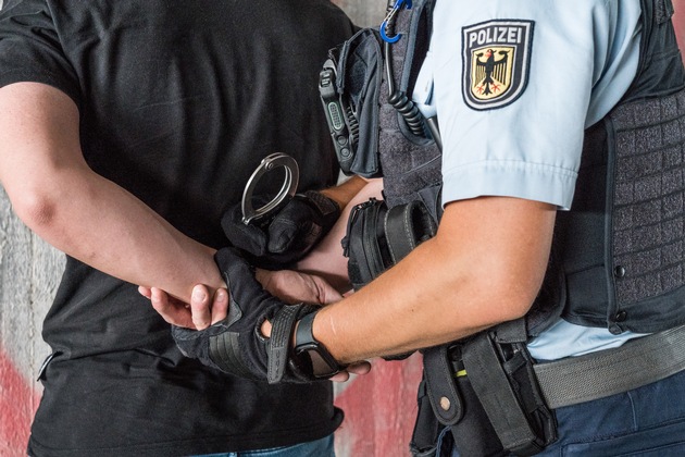 Bundespolizeidirektion München: Staatsanwaltschaft Weiden und Bundespolizei gelingt Schlag gegen europaweit agierende Schleuserorganisation / Wohnungsdurchsuchungen und Festnahmen in Dortmund und Bochum sowie den Niederlanden