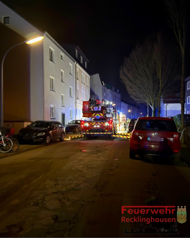 FW-RE: Wohnungsbrand am Samstagabend verläuft glimpflich - keine Verletzten