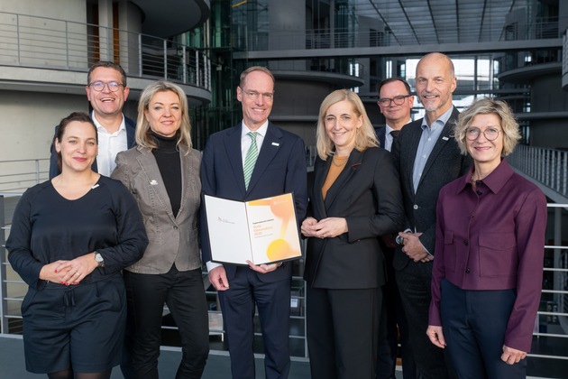 Tag der Gesundheitsversorgung 2025: Initiative Gute Gesundheit 2030 überreicht Ergebnisbericht an Bundesgesundheitsministerin Nina Warken und zeigt Wege für ein zukunftsfähiges Gesundheitssystem auf