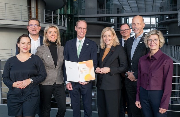 BPI Bundesverband der Pharmazeutischen Industrie: Tag der Gesundheitsversorgung 2025: Initiative Gute Gesundheit 2030 überreicht Ergebnisbericht an Bundesgesundheitsministerin Nina Warken und zeigt Wege für ein zukunftsfähiges ...