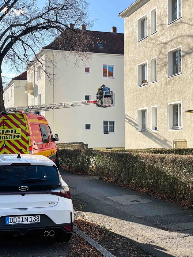 FW Dresden: Frau aus brennender Wohnung gerettet