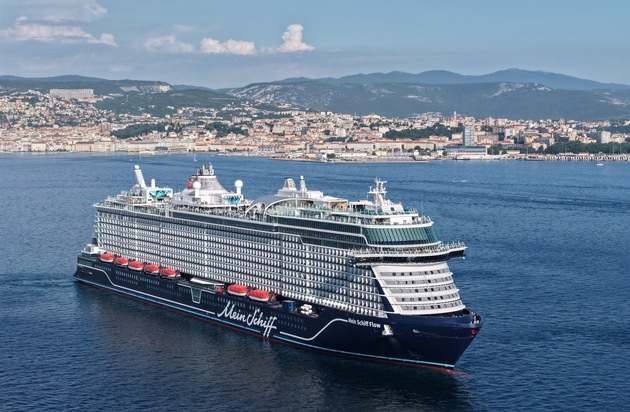 TUI Cruises GmbH: Mein Schiff Flow officially named: three godmothers, one ship and a shared flow