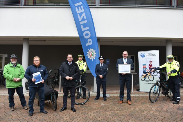 POL-E: Essener Polizei ist als Deutschlands erste fahrradfreundliche Polizeibehörde in Gold ausgezeichnet worden