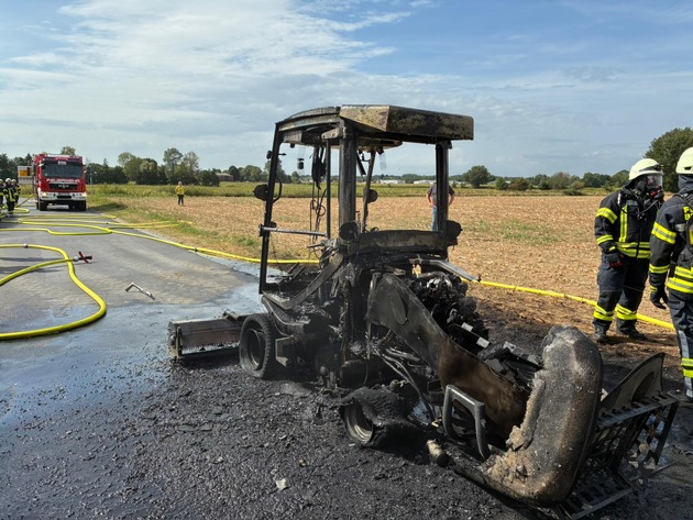 FW-KLE: Fahrbarer Rasenmäher in Brand geraten - Feuerwehr verhindert Ausbreitung