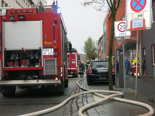 FW-AR: Feuerwehr rettet Hausbewohner bei Kellerbrand in Neheim