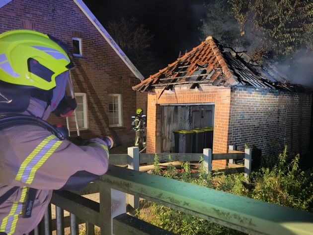 FW-OLL: Brand einer Garage in Huntlosen - Übergreifen auf Mehrfamilienhaus verhindert