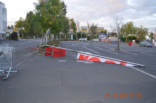 POL-GOE: (585/2013)  Mit überhöhter Geschwindigkeit gegen REAL-Schrankenanlage geprallt - Schranke und Fahnenmast zerstört, Unfallverursacher unbekannt , Foto im Anhang