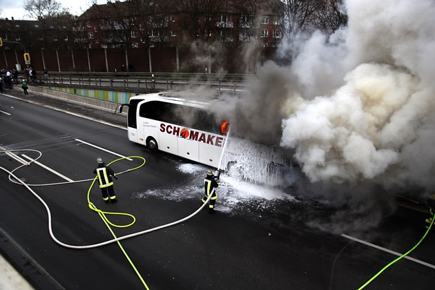 FW-E: Brennender Reisebus auf der A40, keine Verletzten, Bus Totalschaden,