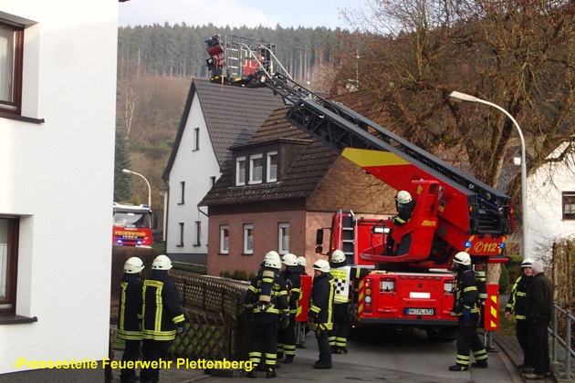 FW-PL: Wochenendbilanz der Plettenberger Feuerwehr. Zwei Maschinenbrände, Unterstützung Rettungsdienst, Amtshilfe, stark entwickelter Kaminbrand und Brandnachschau