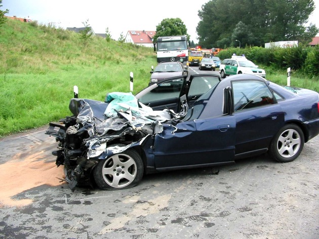 POL-GOE: (659) Auto rutscht unter Lastwagen - 67-Jähriger schwer verletzt