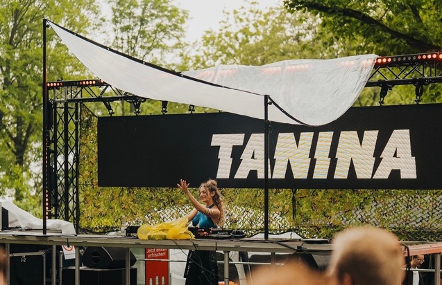 Tanina aus Baden-Württemberg gewinnt DJ Contest und legt beim Tomorrowland Brasil auf