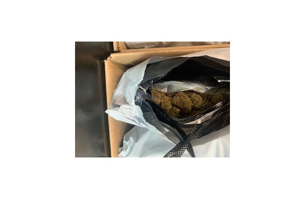 HZA-K: Zollhund Brego erschnüffelt knapp sieben Kilogramm Marihuana und elf Tafeln Schokolade in einer Nacht / Drogenschmuggel in Paketen am Flughafen vereitelt