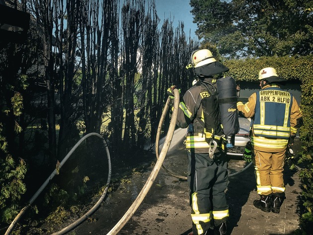 FW-PB: Heckenbrand in Schwaney- Übergreifen auf Wohnhaus verhindert