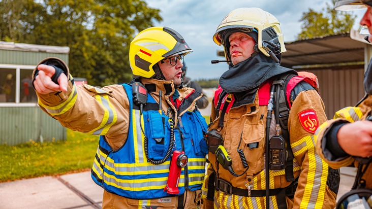 FW Gronau: 130 deutsche und niederländische Feuerwehrkräfte üben gemeinsam / Gelebte Zusammenarbeit der Feuerwehren aus der niederländisch-deutschen Grenzregion beim 2. Internationalen Treffen der Feuerwehren