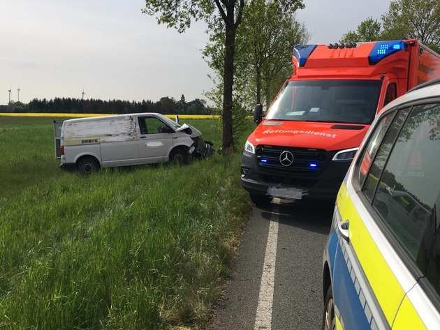 POL-CE: Bröckel - PKW frontal gegen Baum +++ Fahrer schwer verletzt