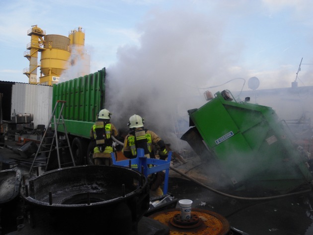 FW-BOT: Bottrop; Brand eines Müllwagens auf einem Firmengelände