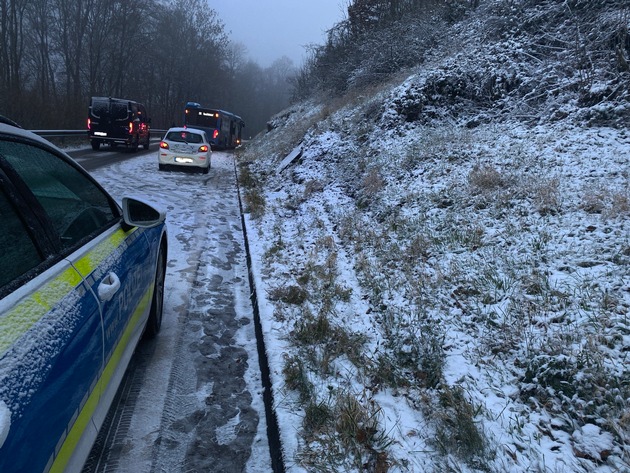 POL-PIKUS: Schulbus verunglückt im Schnee