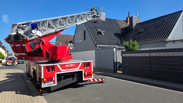 FW Celle: Feuer im Dachstuhl eines Wohnhauses