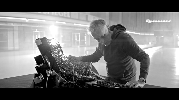 ARTE-Streamingtipps für die erste Junihälfte: Die Gläserne Decke | Casa Susanna | Yann Tiersen im Flughafen Tempelhof | Hurricane Festival 2023 | Die Dopamin-Falle