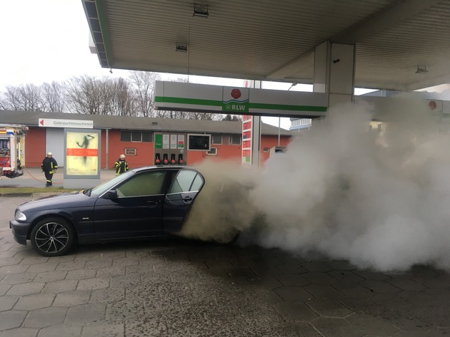 FW Lage: Brennt PKW auf Tankstelle - 25.03.2018 - 18:42 Uhr