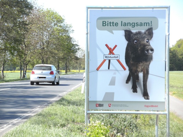 POL-NI: Dialogdisplay und Warnplakat gestohlen  -Bilder im Download-