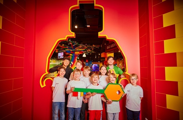 LEGO Discovery Centre Hamburg: Ins Weltall fliegen, durch eine magische XXL LEGO Welt fahren, selbst gebaute Autos in Loopings testen: Das LEGO® Discovery Centre Hamburg bietet ab dem 13. Juni 2025 kreativen Spiel- und Lernspaß