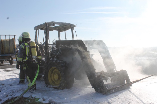 POL-PDMY: Weiler - Brand eines Traktors auf der L 97 (40.000 EUR Schaden)