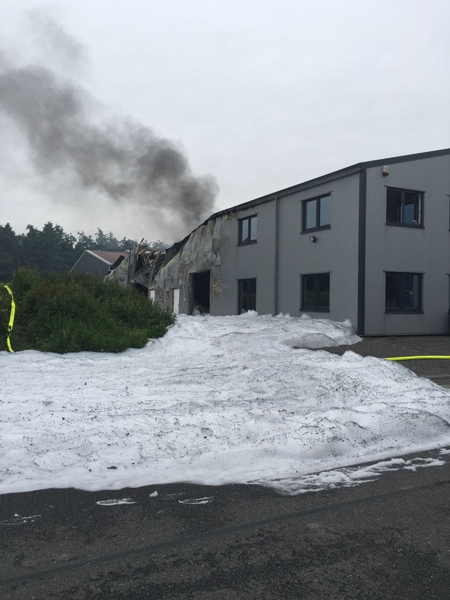 FW-KLE: Drittmeldung: Brand eines kunststoffverarbeitenden Betriebs im Gewerbegebiet Bedburg-Hau