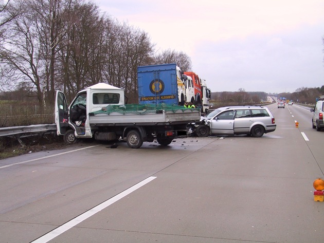 POL-WL: Lkw prallt in Mittelschutzplanke, zwei weitere Fahrzeuge fahren auf++Unbekannten aus Garage vertrieben++Beim Ausweichen geparkten Pkw beschädigt, Verursacher fuhr davon++und weitere Meldungen