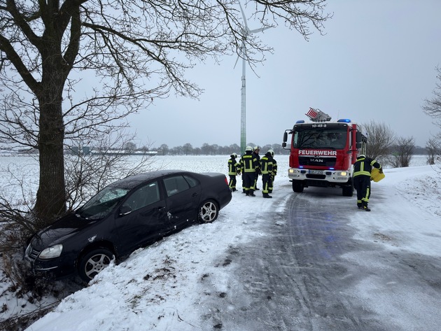 FW-AUR: Nach Unfall eingeschlossenen Fahrer befreit