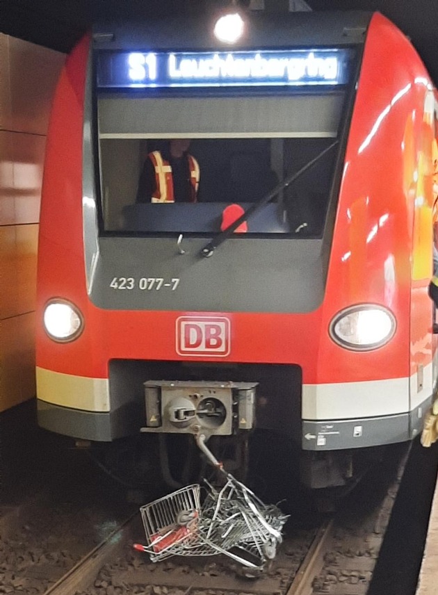 Bundespolizeidirektion München: Einkaufswagen ins Gleis geschoben / Gefährlicher Eingriff in den Bahnverkehr