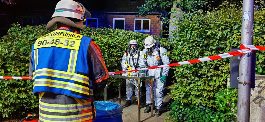 FW Norderstedt: Cordt-Buck-Weg - Feuermeldung wird zu Gefahrguteinsatz